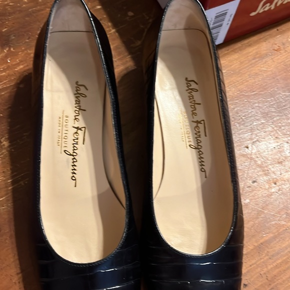 Women’s Salvatore Ferragamo
Low chunky heels black size 8.5 3A crocodile print - Picture 6 of 9